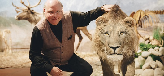 Prof. Dr. Wilfried Rosendahl mit dem Höhlenlöwen in der Schau Prof. Dr. Wilfried Rosendahl mit dem Höhlenlöwen in der Schau