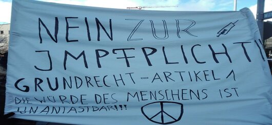 Transparent von zwei Teilnehmerinnen. Transparent von zwei Teilnehmerinnen.