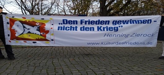 Transparent der Friedensinitiative 'Gesellschaft Kultur des Friedens' aus Tübingen, Stuttgart, 26.11.2022 Transparent der Friedensinitiative 'Gesellschaft Kultur des Friedens' aus Tübingen, Stuttgart, 26.11.2022