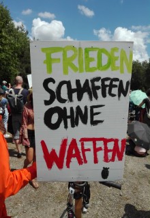 Schild eines Friedensaktivisten bei der Demo vor der US-Airbase in Ramstein, 25.06.2022