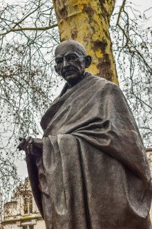 Statue von Mahatma Gandhi. Sinnbild für und Praktiker der Gewaltfreiheit aus Glauben