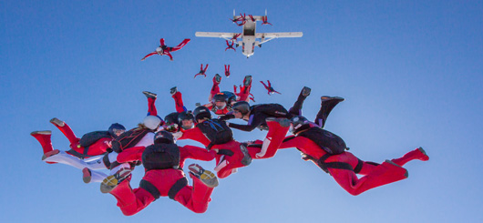 Absprung! Eine Springermannschaft beim Sprung aus der Shots Skyvan Absprung! Eine Springermannschaft beim Sprung aus der Shots Skyvan
