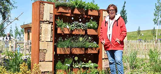 Hildegard Kopka am Bienenhotel im Garten „Mensch und Natur“.