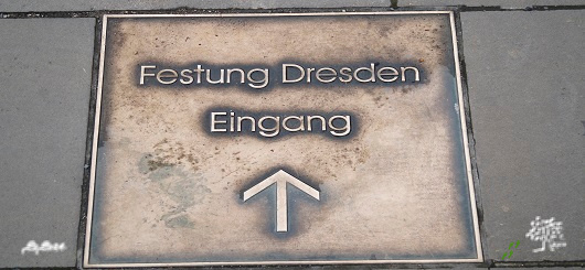 Wegweise auf der Brühlschen Terrasse