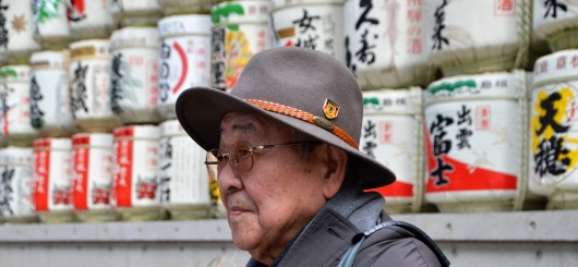 Einheimischer Tourist mit Sake-Fässer am Meiji-Schrein