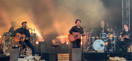 Johannes Oerding und seine Band holen das Publikum in Oberhausen zu einem guten Tag ab Johannes Oerding und seine Band holen das Publikum in Oberhausen zu einem guten Tag ab