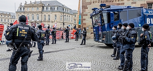 Gegendemonstration am Stuttgarter Schillerplatz