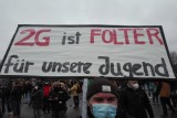 Schild eines Versammlungsteilnehmers gegen 2G-Ausgrenzung.