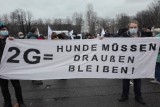 Junge Teilnehmer mit Transparent.