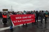 Teilnehmerinnen mit Transparent.