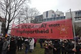 Transparent der Vertreter der 'Freien Linken'.