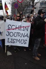 Teilnehmerinnen mit Transparent vor dem SWR.