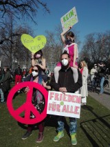Familie mit Demoschildern