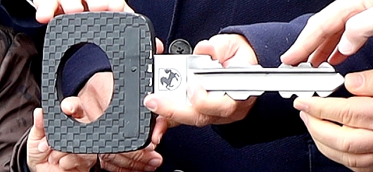 symbolische Schlüsselübergabe