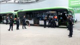 Der Scholz - Bus steht parat mit Polizeispalier