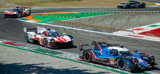 Alpine A480 vor Toyota