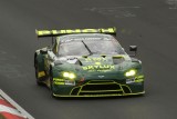 Bullige Erscheinung, kerniger Sound - der Aston Martin auf der Nordschleife - Foto: Dennis Deis