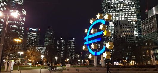 Euro-Symbol am Frankfurter Willy-Brandt-Platz