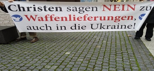Friedensaktivistinnen mit Banner