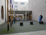 Ein Teil der Friedensaktivisten vor dem Eingang zum Hospitalhof, dem Tagungsort der Landessynode, Stuttgart, 24.11.2022