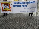 Friedensaktivistinnen mit Transparent der Gesellschaft Kultur des Friedens, Stuttgart, 24.11.2022