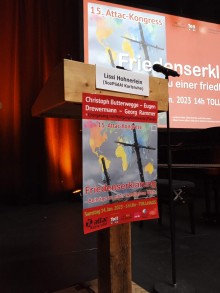 Bühne mit Rednerpult und Leinwand im Hintergrund beim 15. attac-Kongress in Karlsruhe, 14.01.2023