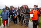 Demonstrierende aller Generation trotzen den Wind und Regen