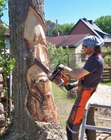 Holzbilhauer Marcel Leißner beginnt mit der Fertigung des Kunstwerkes.