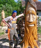 Holzbildhauer Marcel Leißner präsentiert den Guten Geist vom Höllengrund.