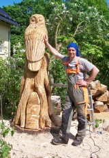 Das Kunstwerk Eule ist fertig. Holzbildhauer Marcel Leißner präsentiert.