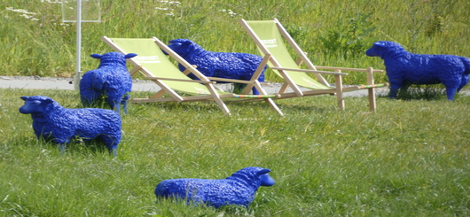 Invasion der blauen Schafe auf der Landesgartenschau Höxter Invasion der blauen Schafe auf der Landesgartenschau Höxter