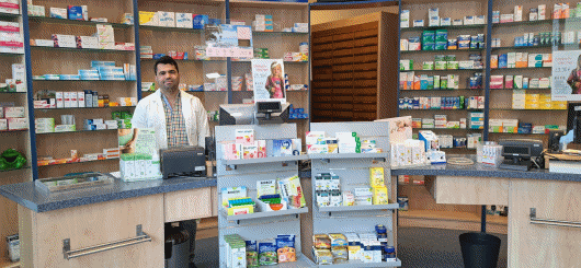 Ffm. Eschersheimer Apotheke am Lindenbaum mit exzellenten Kundenservice. Im Bild: Apotheker Zaid Alturi