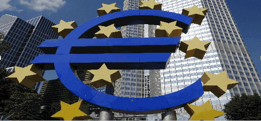 Das Eurosymbol am WIlly-Brandt Platz beherbergte einst die EZB