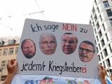 Teilnehmer mit Schild. Friedensdemo. Frankfurt am Main, 29.06.24