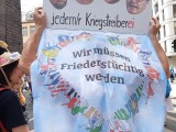 Teilnehmer mit Fahne. Friedensdemo. Frankfurt am Main, 29.06.24