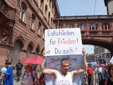 Teilnehmer mit Schild. Friedensdemo. Frankfurt am Main, 29.06.24