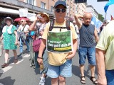 Teilnehmer mit Schild. Friedensdemo. Frankfurt am Main, 29.06.24
