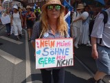 Teilnehmerin mit Schild. Friedensdemo. Frankfurt am Main, 29.06.24