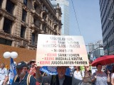 Teilnehmer mit Schild. Friedensdemo. Frankfurt am Main, 29.06.24