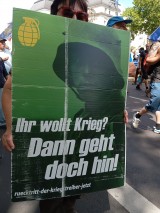 Demonstrantin mit Schild, Berlin, 03.08.2024