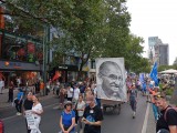 Demonstranten mit Gandhi-Bild, Berlin, 03.08.2024