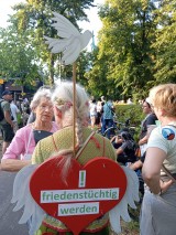 Demonstrantin mit Dekoration, Berlin, 03.08.2024