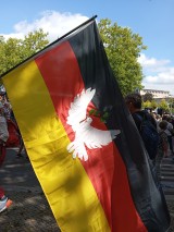 Deutschlandfahne mit Friedenstaube, Berlin, 03.08.2024