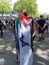 Demonstrant mit Fahnen-Umhang, Berlin, 03.08.2024