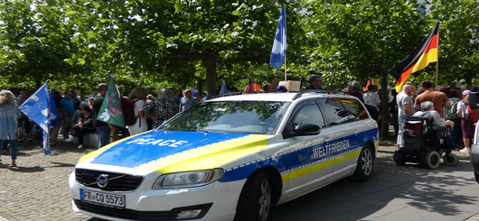 Ein vermeintlicher Polizeiwagen in neuem Outfit Ein vermeintlicher Polizeiwagen in neuem Outfit