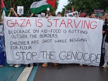 Spitze des Demozuges mit Banner, Stuttgart, 27. Juli 2025