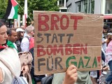 Teilnehmerin mit Schild, Stuttgart, 27.07.2025
