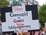 Teilnehmerin mit Schild, Stuttgart, 27.07.2025