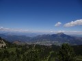 Ein Panorama aus Almen, Tälern und majestätischer Berglandschaft