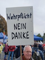 Demonstrant mit Plakat. Stuttgart, 03.10.2025. Foto: Sergej Perelman